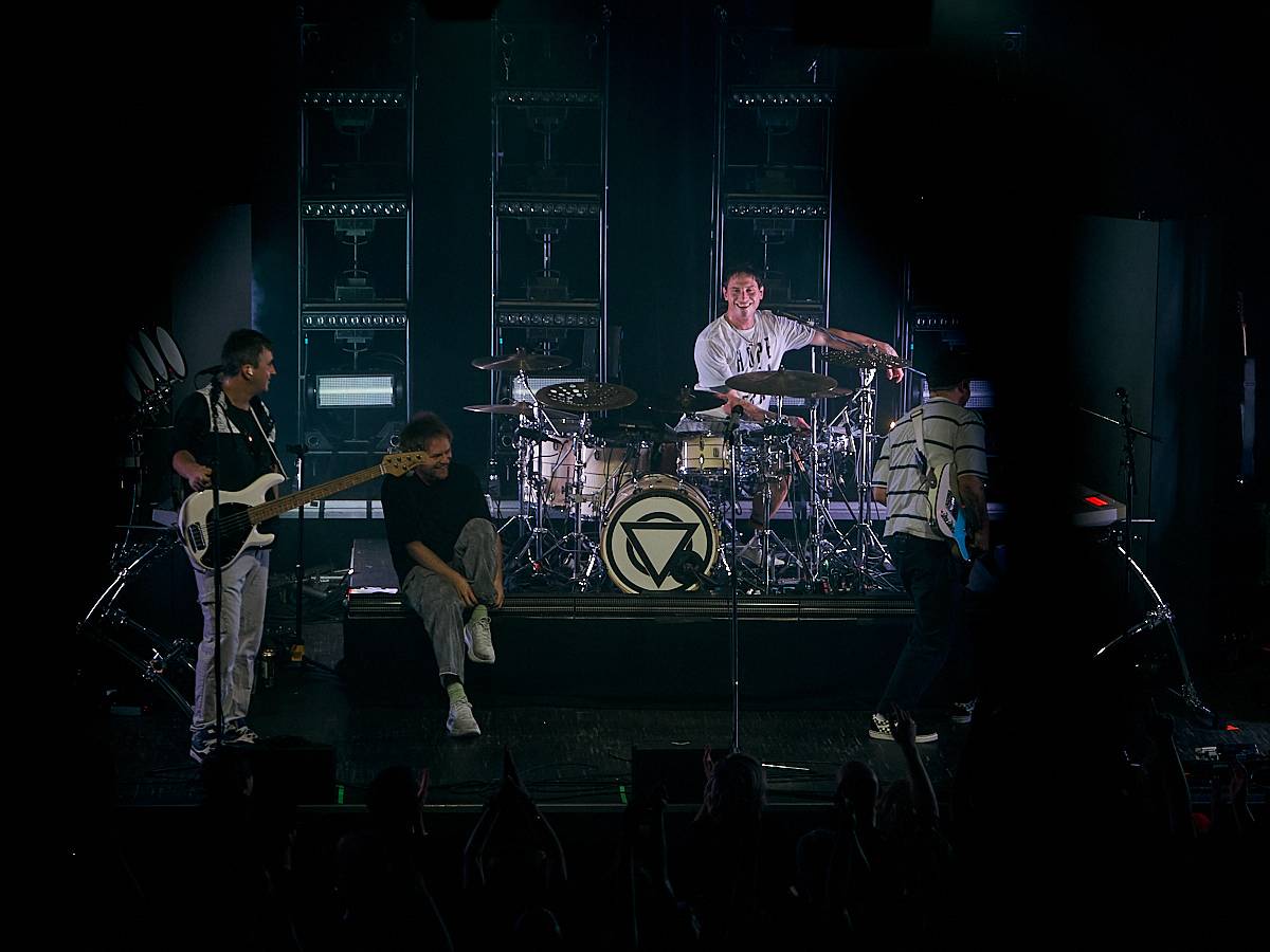 Enter Shikari při demolici vyprodaného Roxy popřáli k 28. říjnu. Večer otevírala DeathByRomy