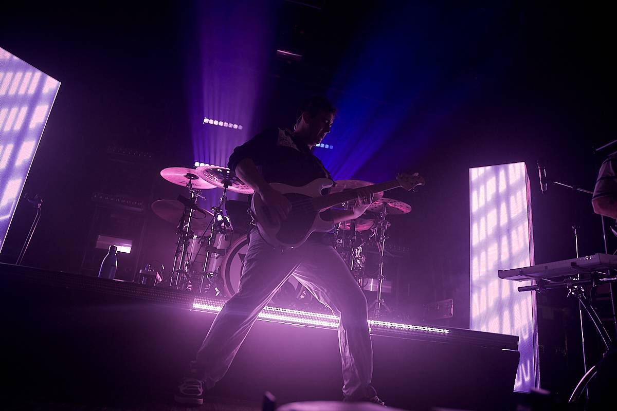 Enter Shikari při demolici vyprodaného Roxy popřáli k 28. říjnu. Večer otevírala DeathByRomy