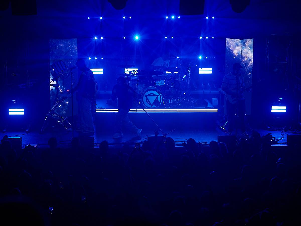 Enter Shikari při demolici vyprodaného Roxy popřáli k 28. říjnu. Večer otevírala DeathByRomy