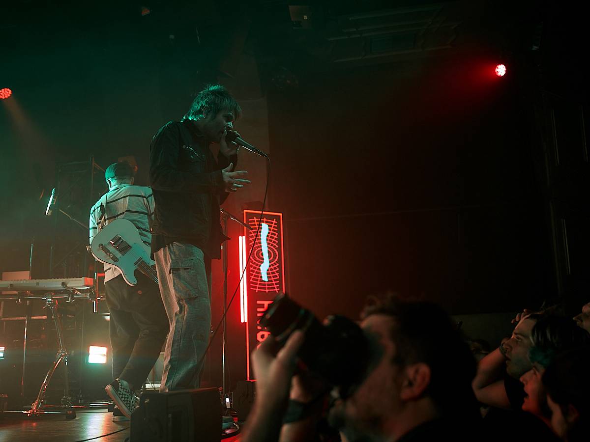 Enter Shikari při demolici vyprodaného Roxy popřáli k 28. říjnu. Večer otevírala DeathByRomy