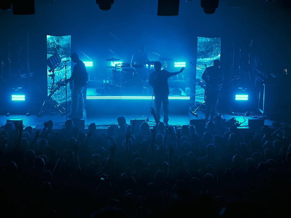 Enter Shikari při demolici vyprodaného Roxy popřáli k 28. říjnu. Večer otevírala DeathByRomy