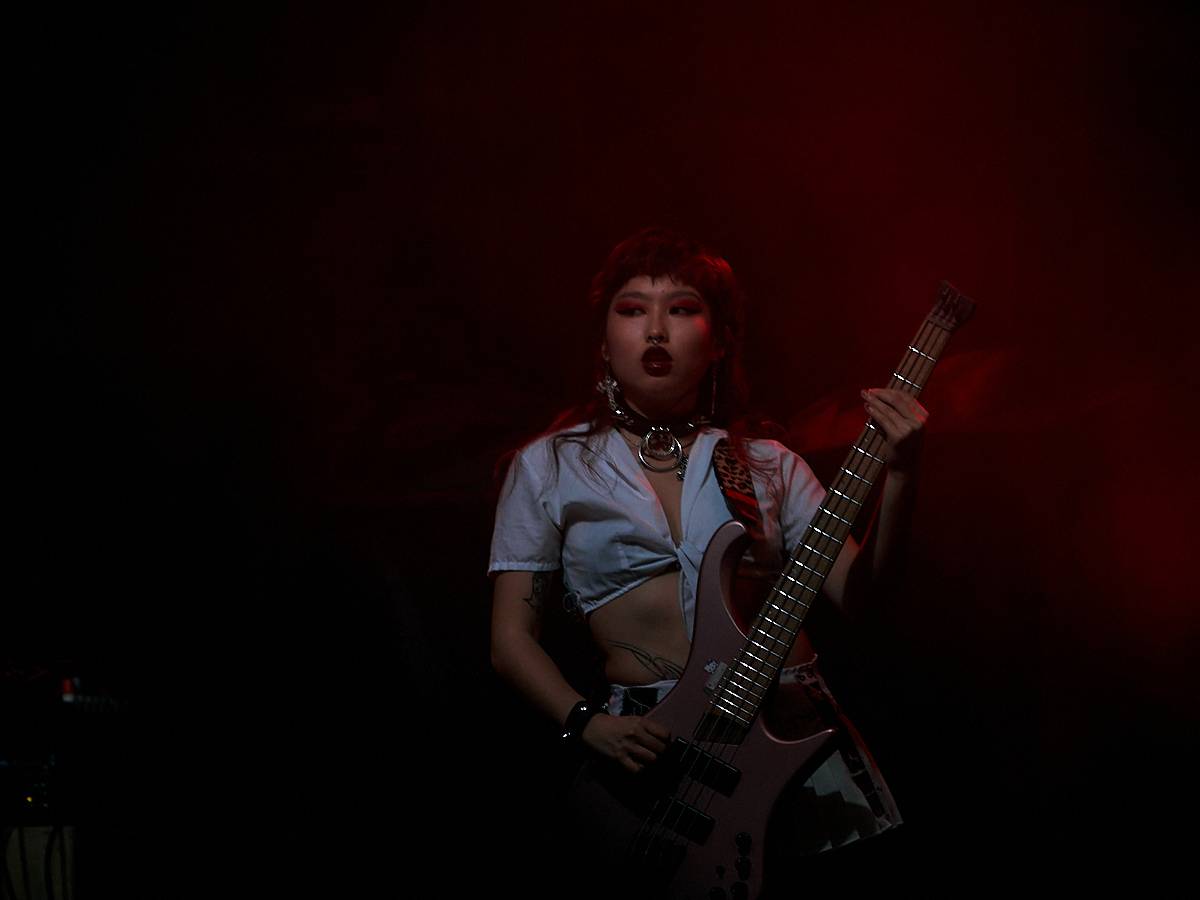 Enter Shikari při demolici vyprodaného Roxy popřáli k 28. říjnu. Večer otevírala DeathByRomy