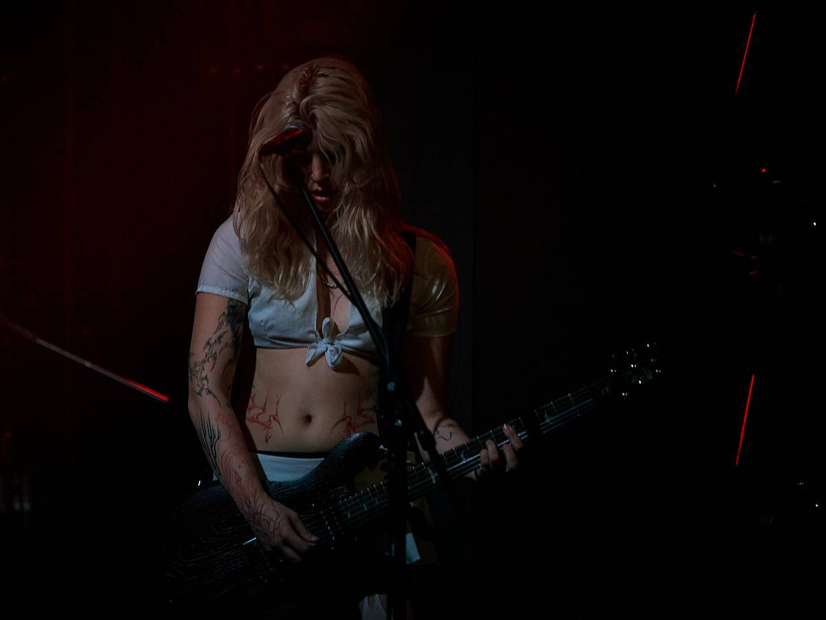 Enter Shikari při demolici vyprodaného Roxy popřáli k 28. říjnu. Večer otevírala DeathByRomy