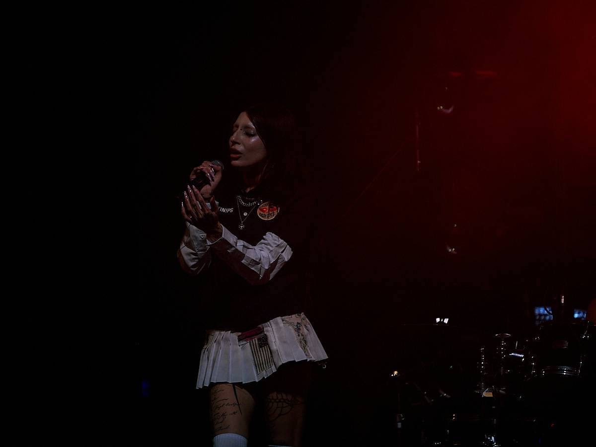 Enter Shikari při demolici vyprodaného Roxy popřáli k 28. říjnu. Večer otevírala DeathByRomy