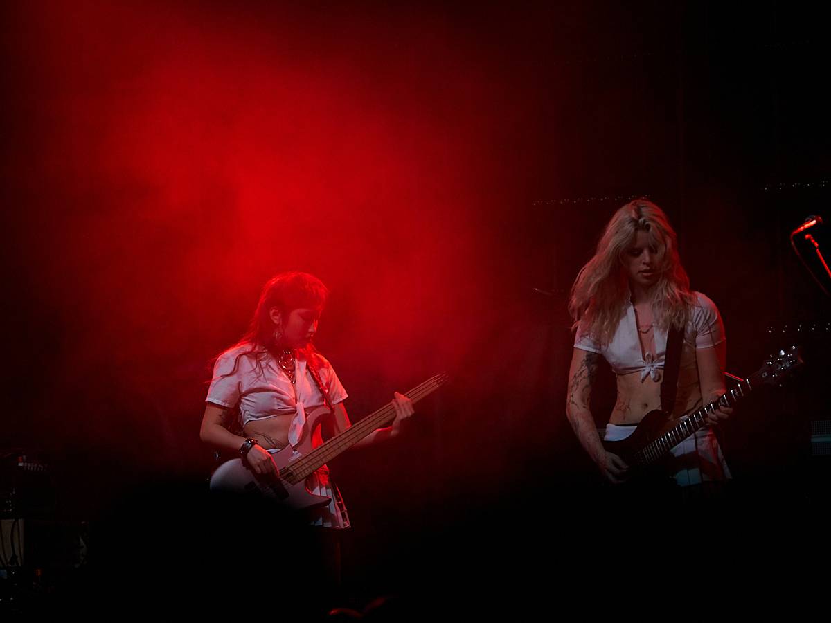 Enter Shikari při demolici vyprodaného Roxy popřáli k 28. říjnu. Večer otevírala DeathByRomy