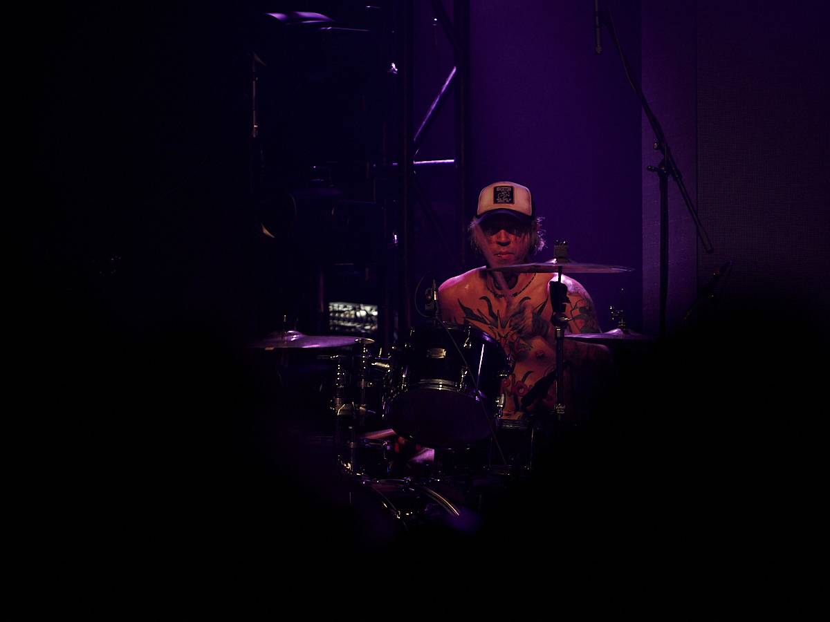 Enter Shikari při demolici vyprodaného Roxy popřáli k 28. říjnu. Večer otevírala DeathByRomy