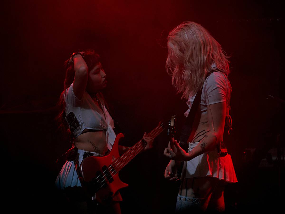 Enter Shikari při demolici vyprodaného Roxy popřáli k 28. říjnu. Večer otevírala DeathByRomy