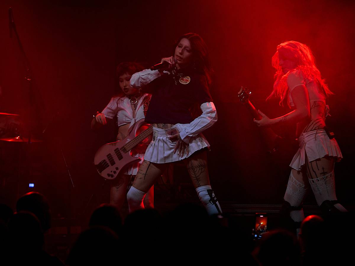 Enter Shikari při demolici vyprodaného Roxy popřáli k 28. říjnu. Večer otevírala DeathByRomy