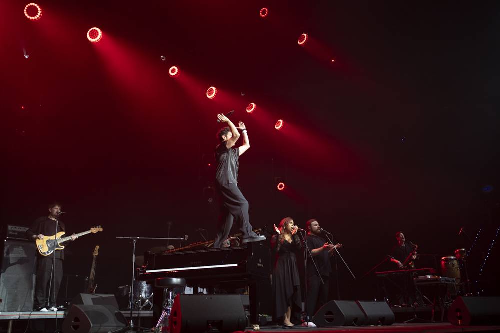 Jamie Cullum se vrátil do Prahy, roztancoval O2 universum