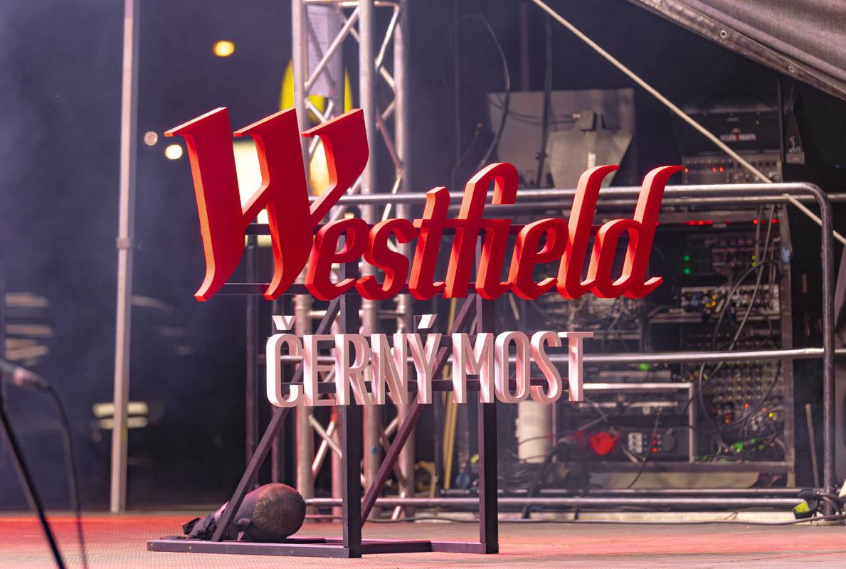 Zara Larsson zpátky v Praze. Znovuotevřela obchodní centrum na Černém Mostě