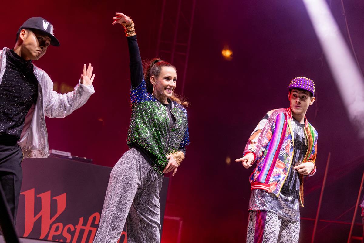 Zara Larsson zpátky v Praze. Znovuotevřela obchodní centrum na Černém Mostě