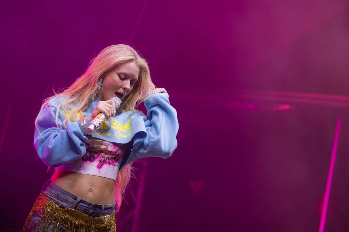 Zara Larsson zpátky v Praze. Znovuotevřela obchodní centrum na Černém Mostě