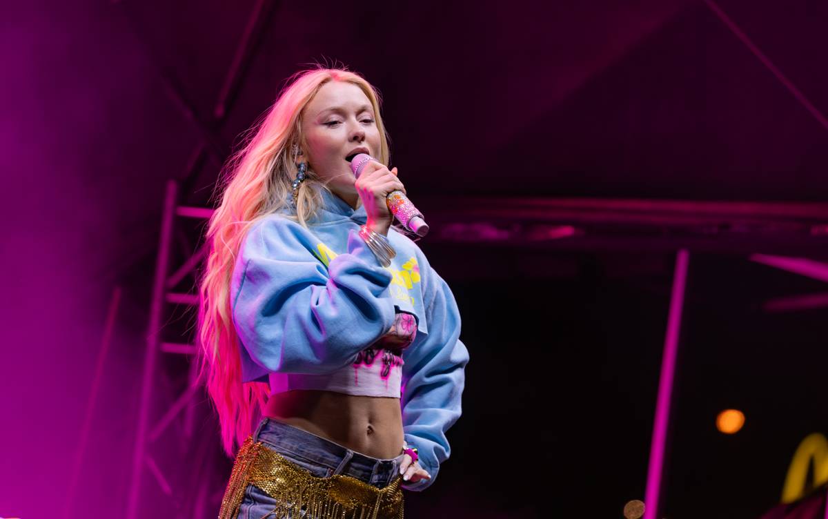 Zara Larsson zpátky v Praze. Znovuotevřela obchodní centrum na Černém Mostě