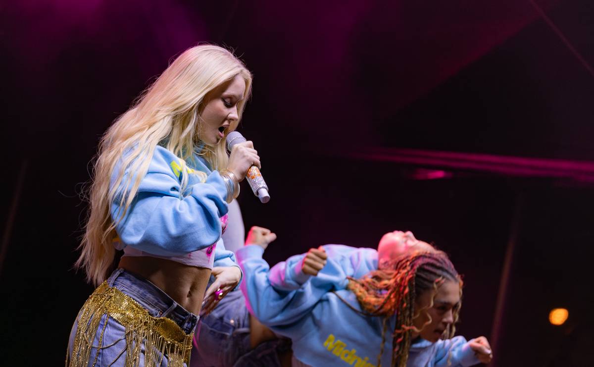 Zara Larsson zpátky v Praze. Znovuotevřela obchodní centrum na Černém Mostě