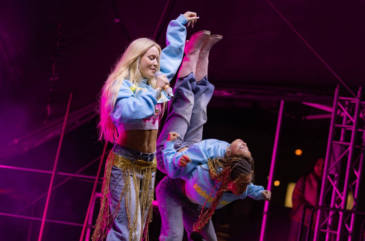 Zara Larsson zpátky v Praze. Znovuotevřela obchodní centrum na Černém Mostě