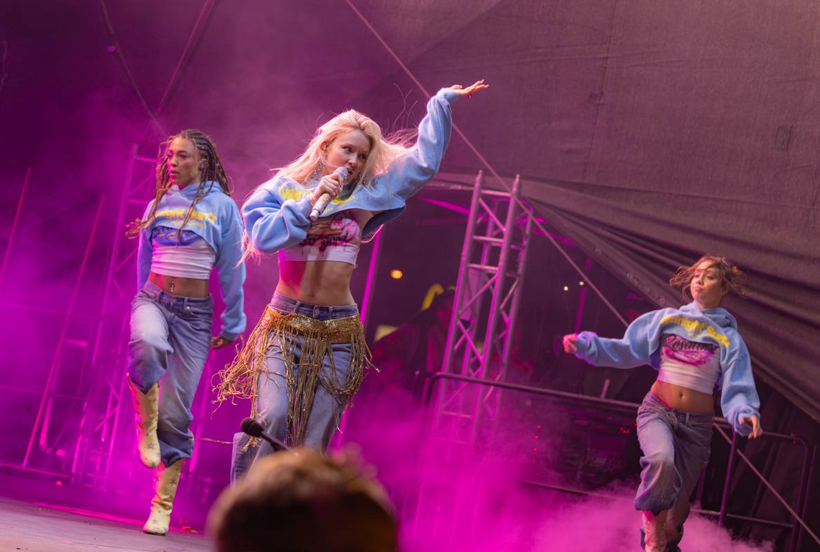 Zara Larsson zpátky v Praze. Znovuotevřela obchodní centrum na Černém Mostě