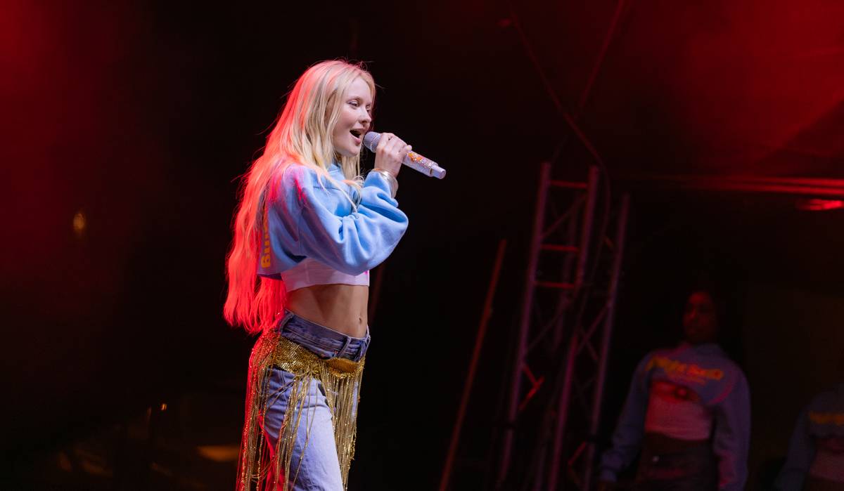 Zara Larsson zpátky v Praze. Znovuotevřela obchodní centrum na Černém Mostě