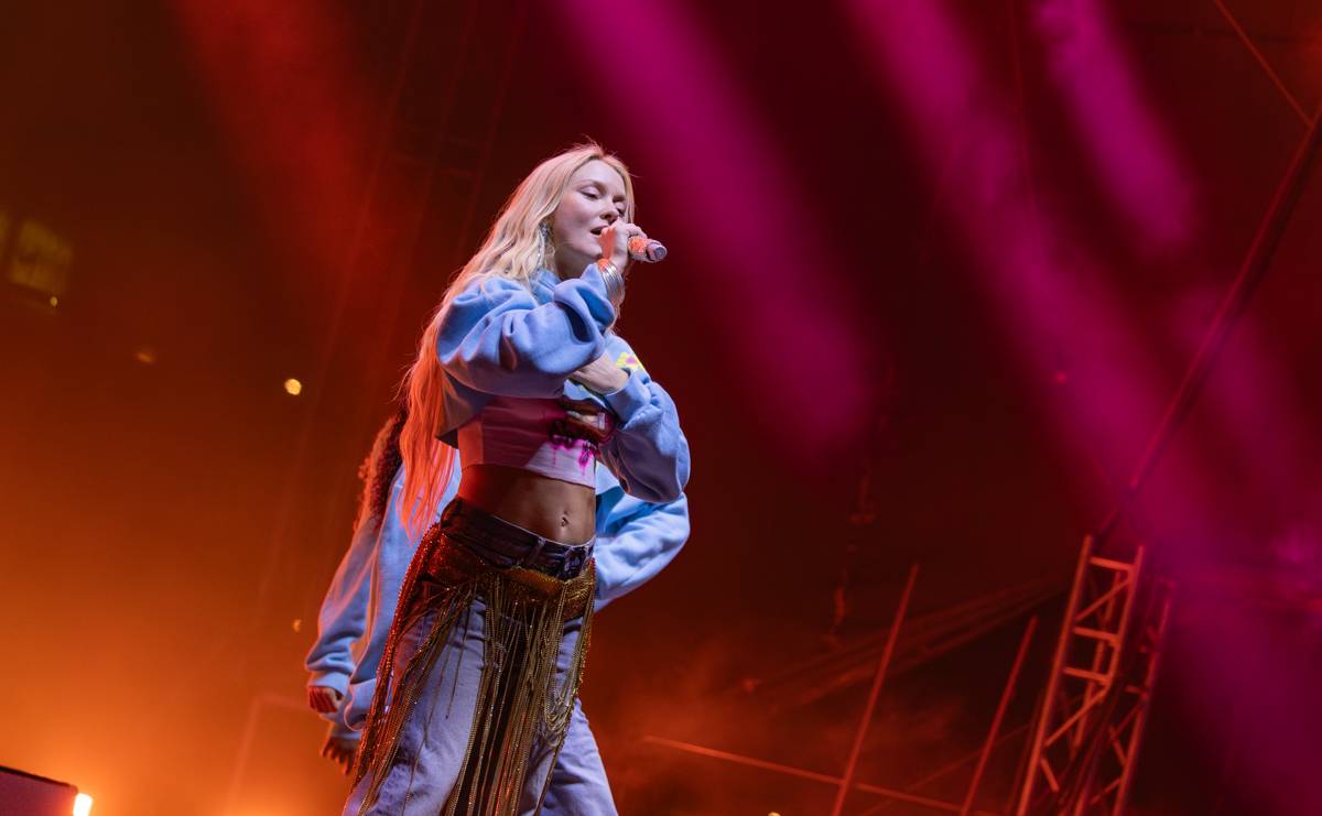 Zara Larsson zpátky v Praze. Znovuotevřela obchodní centrum na Černém Mostě