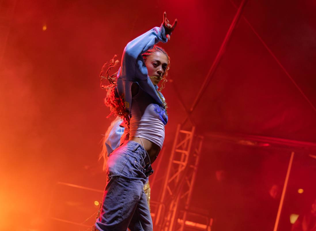 Zara Larsson zpátky v Praze. Znovuotevřela obchodní centrum na Černém Mostě