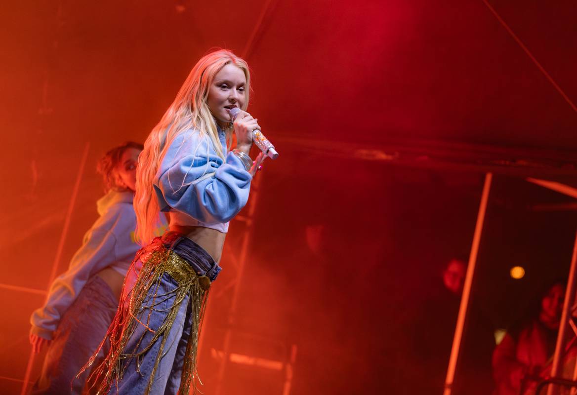 Zara Larsson zpátky v Praze. Znovuotevřela obchodní centrum na Černém Mostě