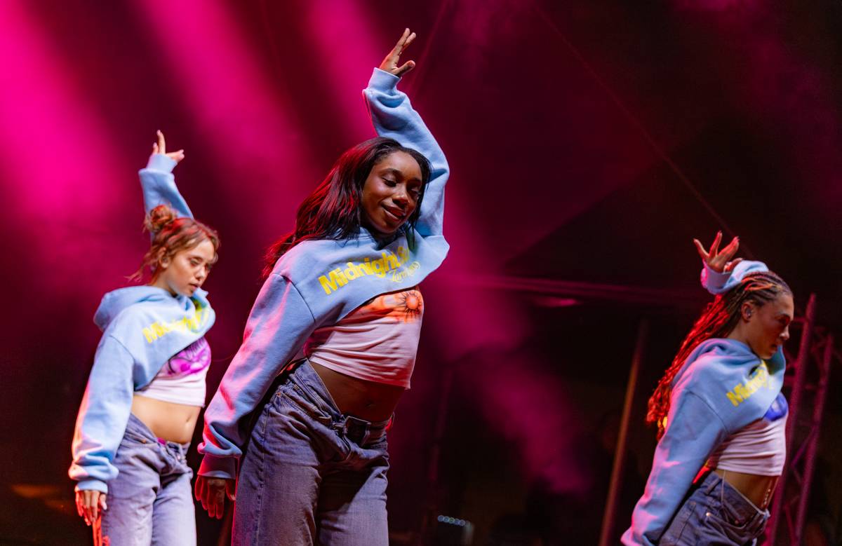 Zara Larsson zpátky v Praze. Znovuotevřela obchodní centrum na Černém Mostě