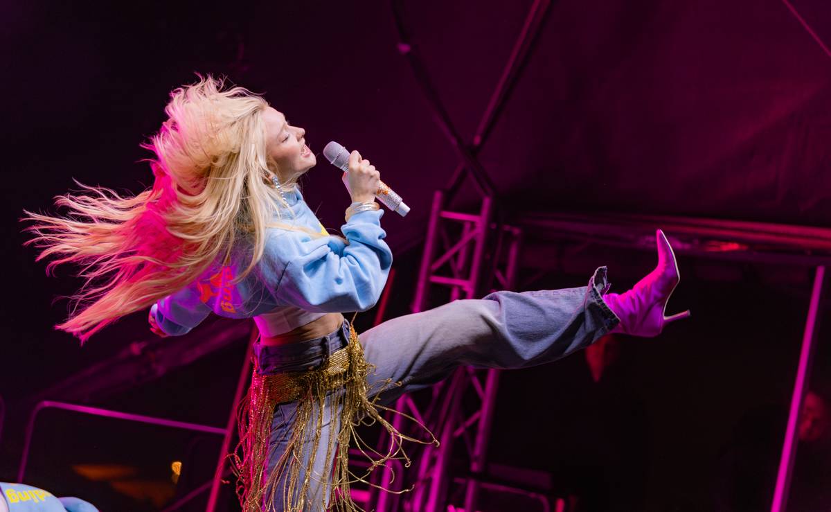 Zara Larsson zpátky v Praze. Znovuotevřela obchodní centrum na Černém Mostě