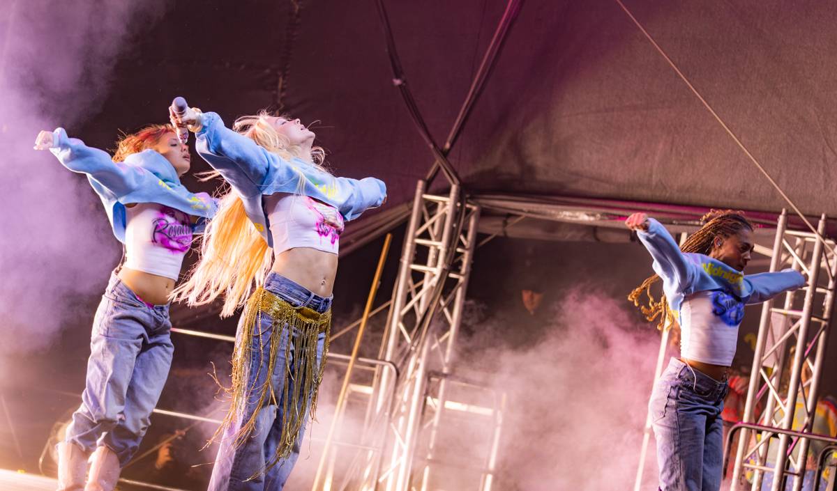 Zara Larsson zpátky v Praze. Znovuotevřela obchodní centrum na Černém Mostě