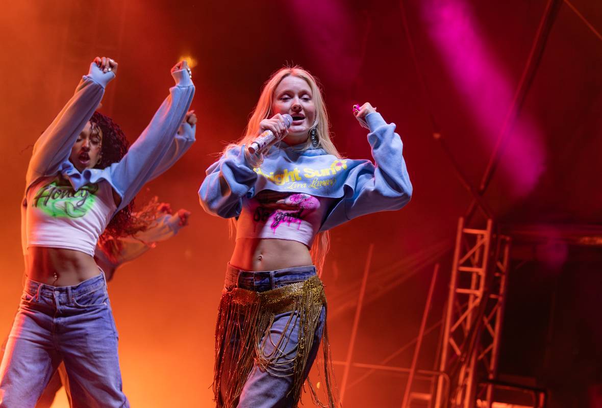 Zara Larsson zpátky v Praze. Znovuotevřela obchodní centrum na Černém Mostě