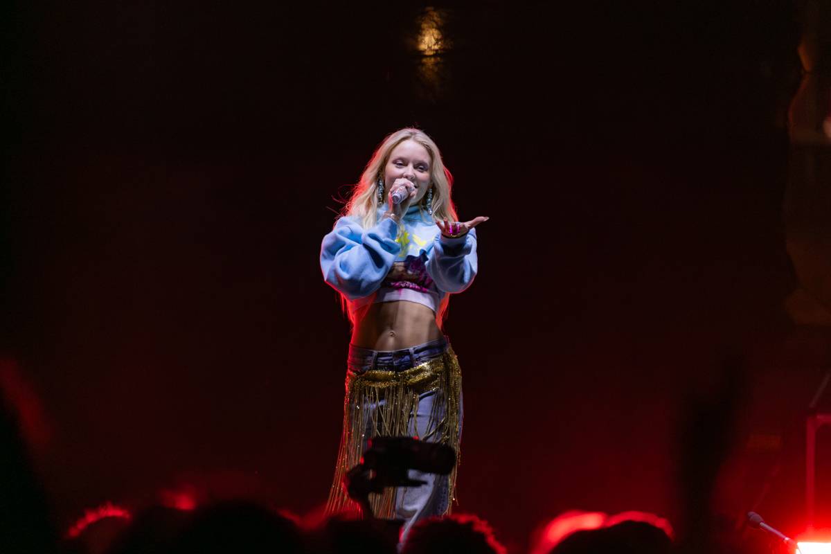 Zara Larsson zpátky v Praze. Znovuotevřela obchodní centrum na Černém Mostě