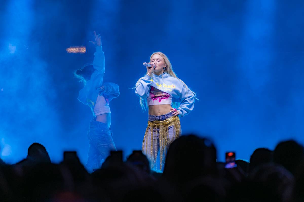 Zara Larsson zpátky v Praze. Znovuotevřela obchodní centrum na Černém Mostě