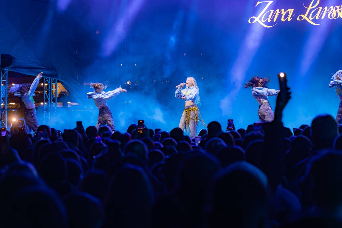 Zara Larsson zpátky v Praze. Znovuotevřela obchodní centrum na Černém Mostě