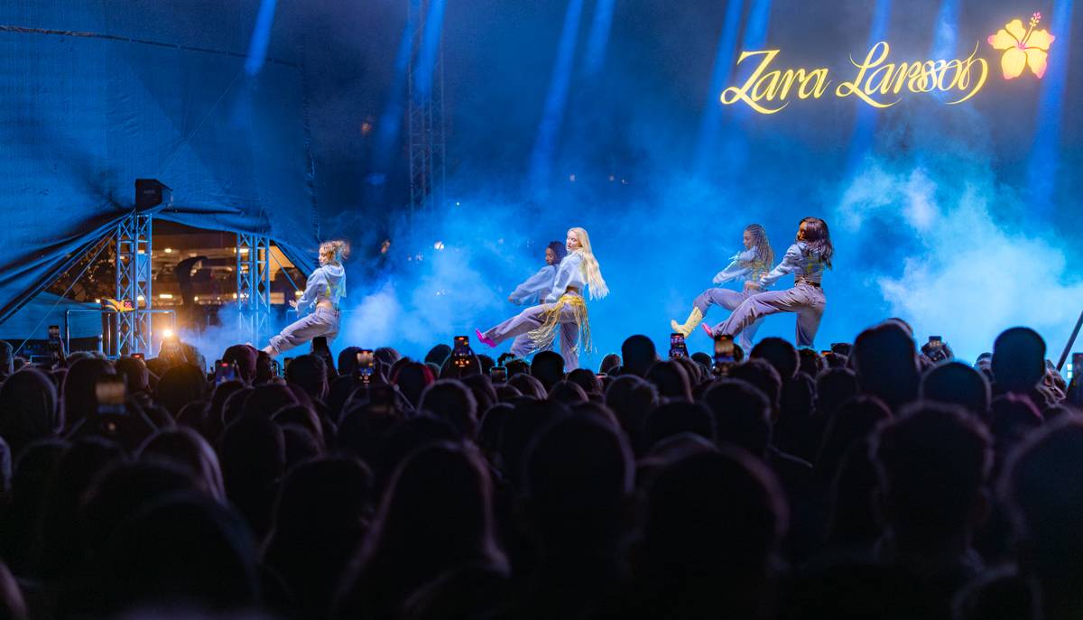 Zara Larsson zpátky v Praze. Znovuotevřela obchodní centrum na Černém Mostě