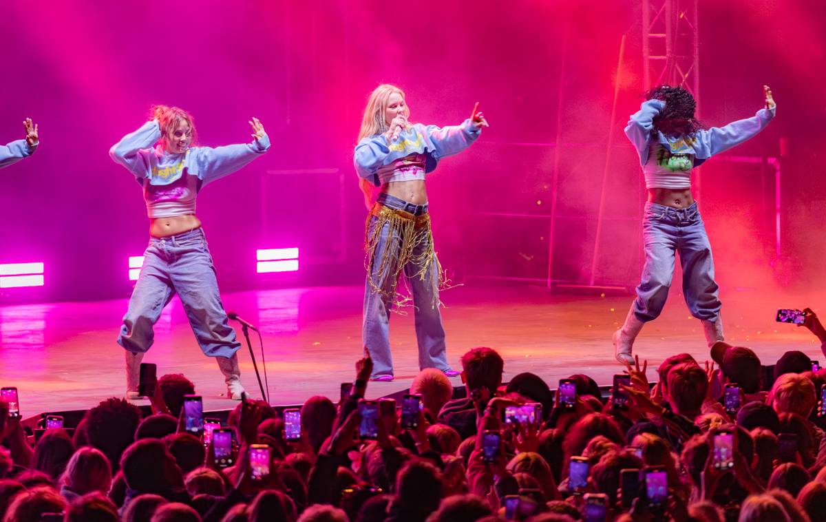 Zara Larsson zpátky v Praze. Znovuotevřela obchodní centrum na Černém Mostě