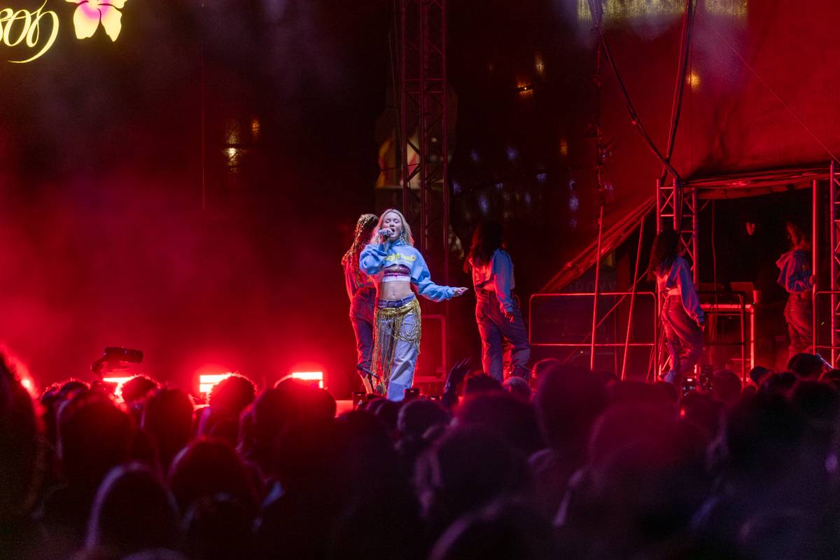 Zara Larsson zpátky v Praze. Znovuotevřela obchodní centrum na Černém Mostě