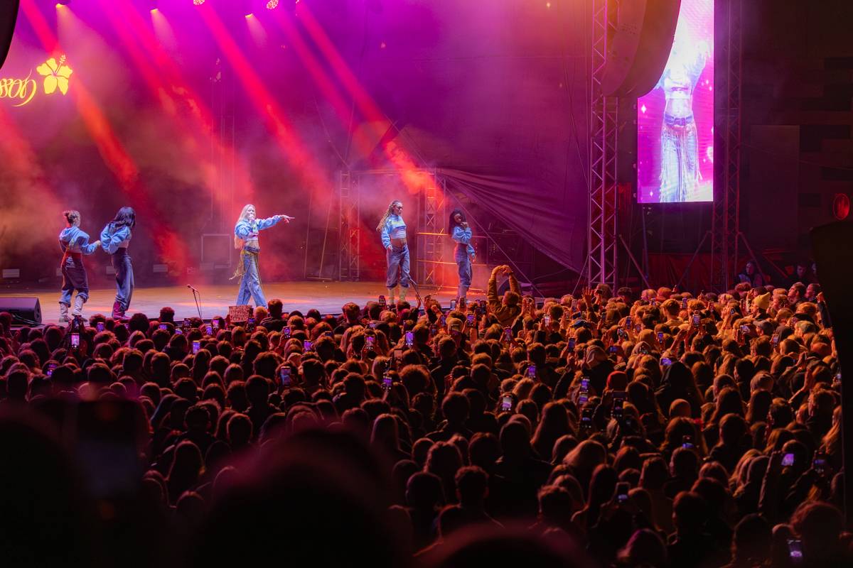 Zara Larsson zpátky v Praze. Znovuotevřela obchodní centrum na Černém Mostě