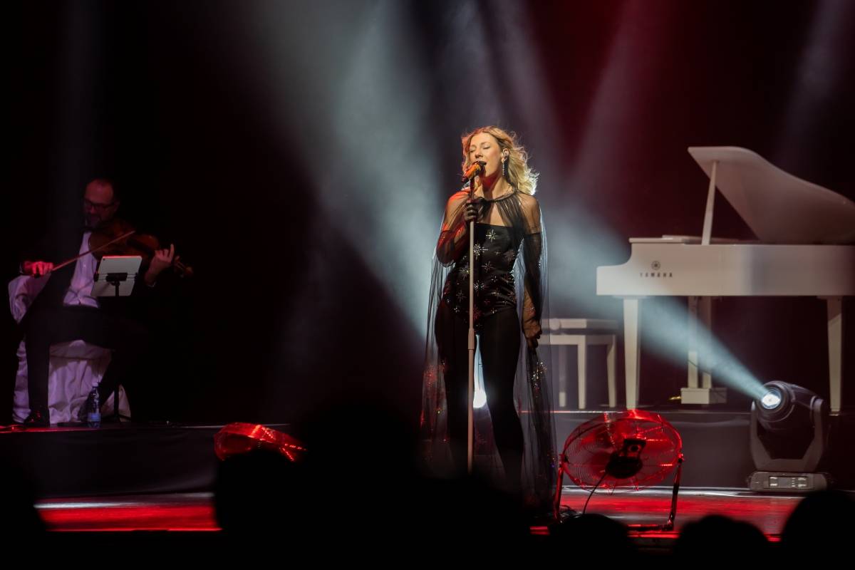 Lenny jak ji neznáte. Za doprovodu smyčcového orchestru představila v Brně své písně v unikátních aranžích