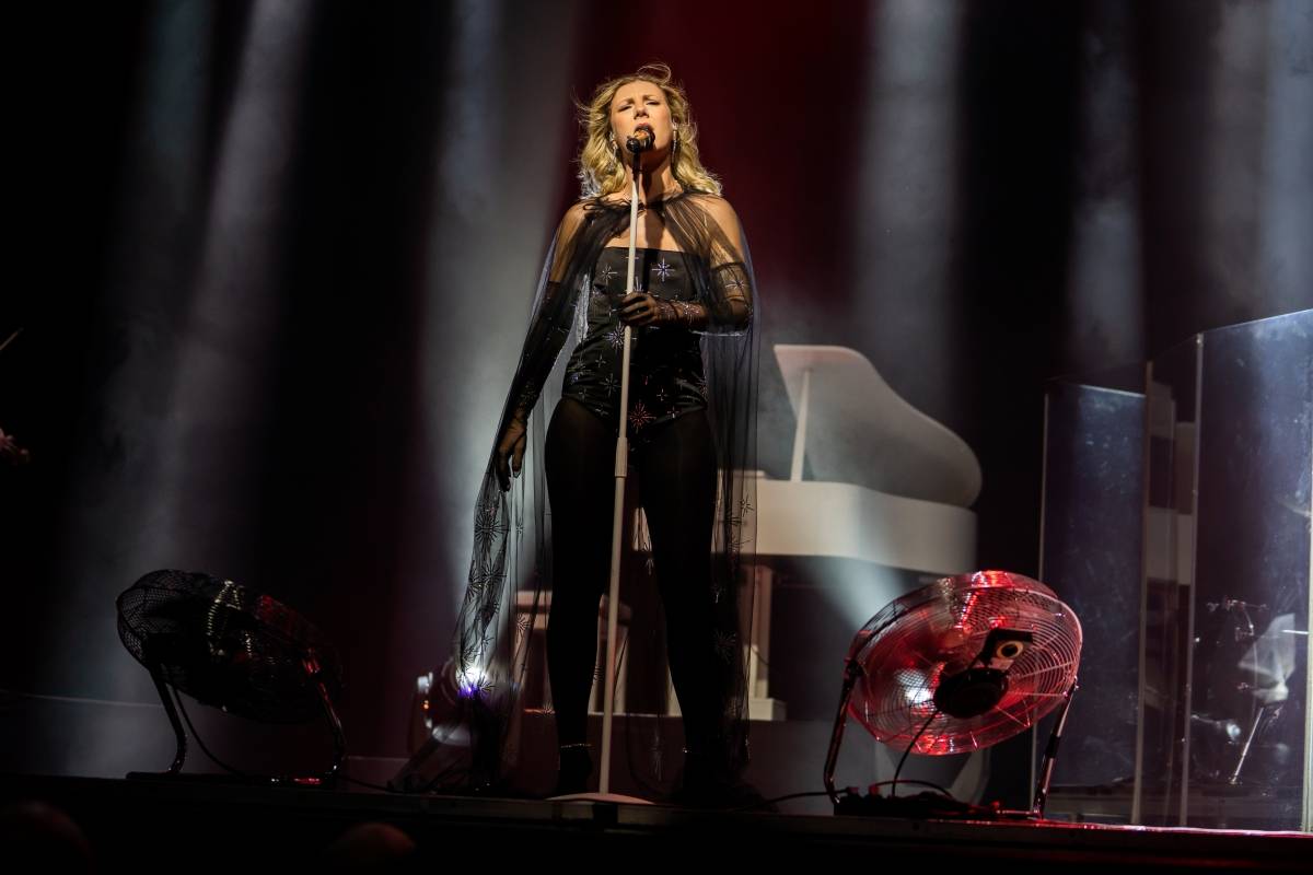 Lenny jak ji neznáte. Za doprovodu smyčcového orchestru představila v Brně své písně v unikátních aranžích