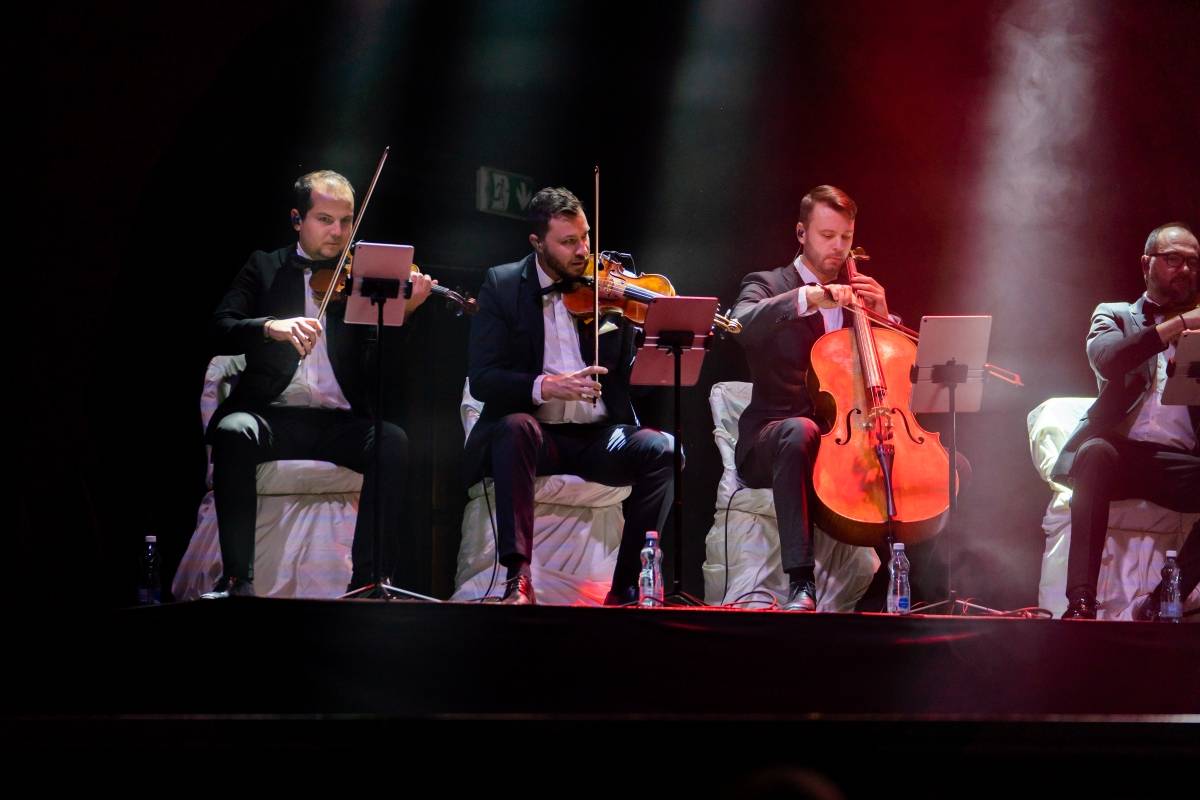 Lenny jak ji neznáte. Za doprovodu smyčcového orchestru představila v Brně své písně v unikátních aranžích