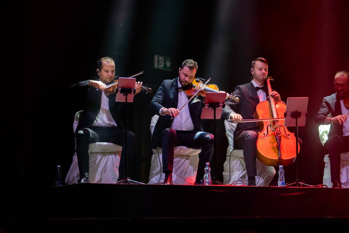 Lenny jak ji neznáte. Za doprovodu smyčcového orchestru představila v Brně své písně v unikátních aranžích