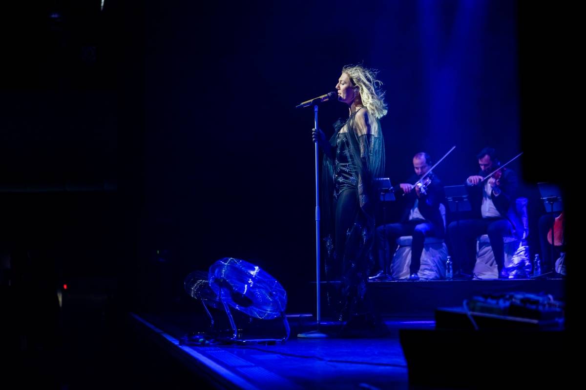 Lenny jak ji neznáte. Za doprovodu smyčcového orchestru představila v Brně své písně v unikátních aranžích