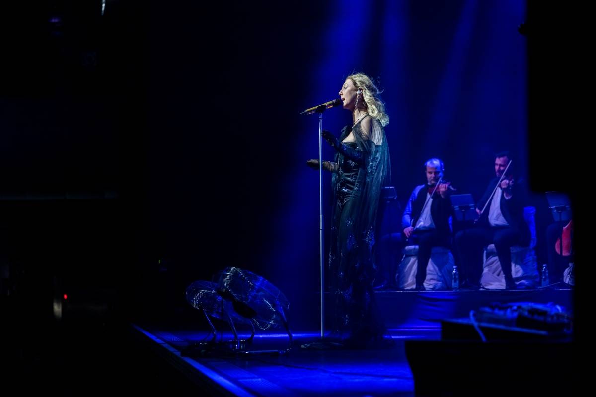 Lenny jak ji neznáte. Za doprovodu smyčcového orchestru představila v Brně své písně v unikátních aranžích