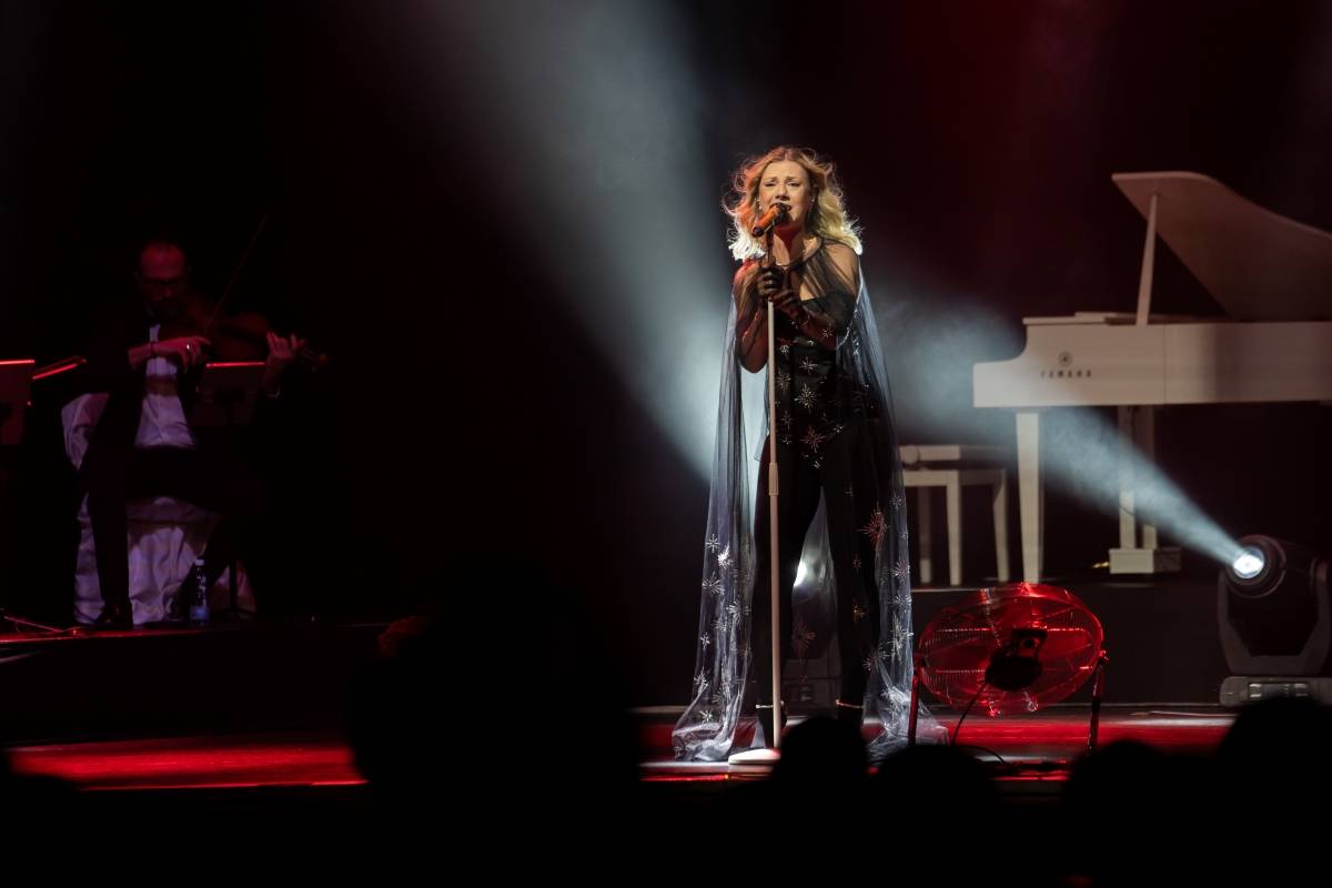 Lenny jak ji neznáte. Za doprovodu smyčcového orchestru představila v Brně své písně v unikátních aranžích