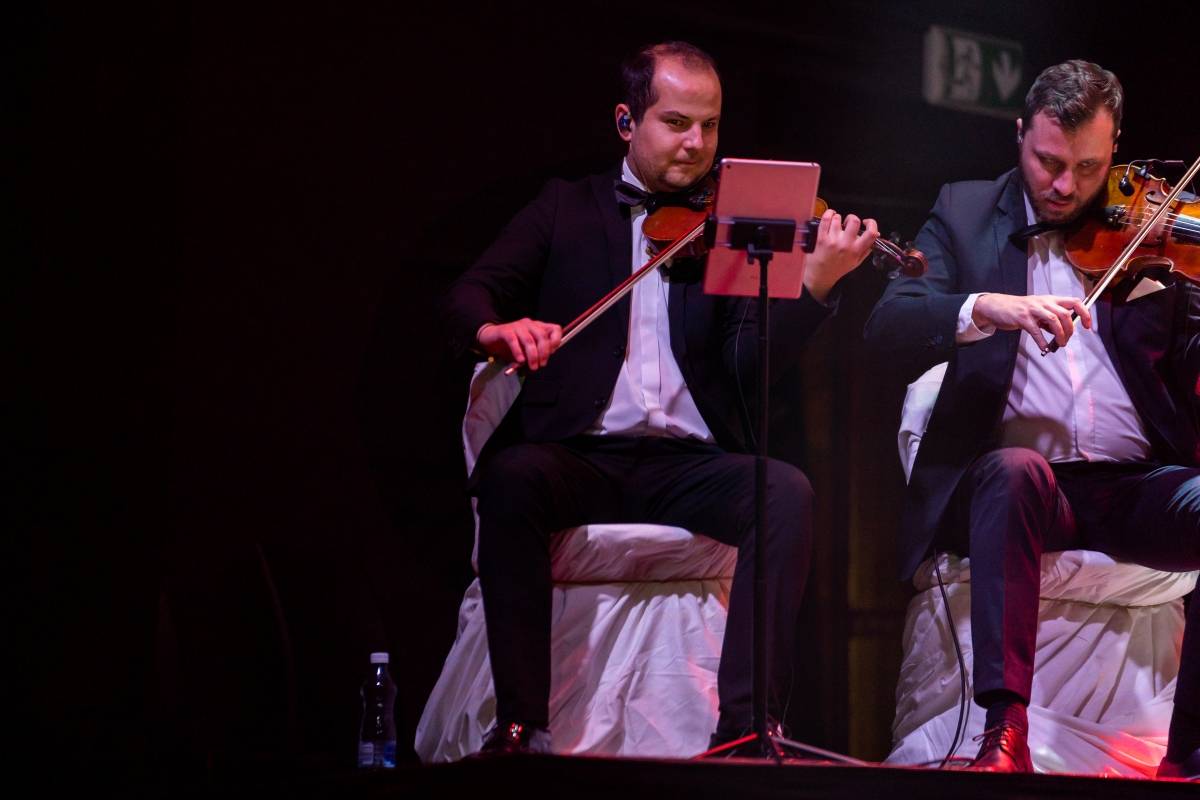 Lenny jak ji neznáte. Za doprovodu smyčcového orchestru představila v Brně své písně v unikátních aranžích