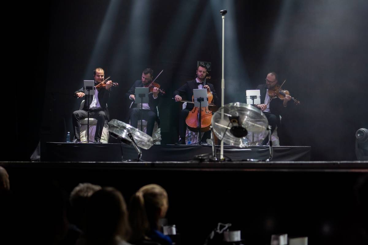 Lenny jak ji neznáte. Za doprovodu smyčcového orchestru představila v Brně své písně v unikátních aranžích