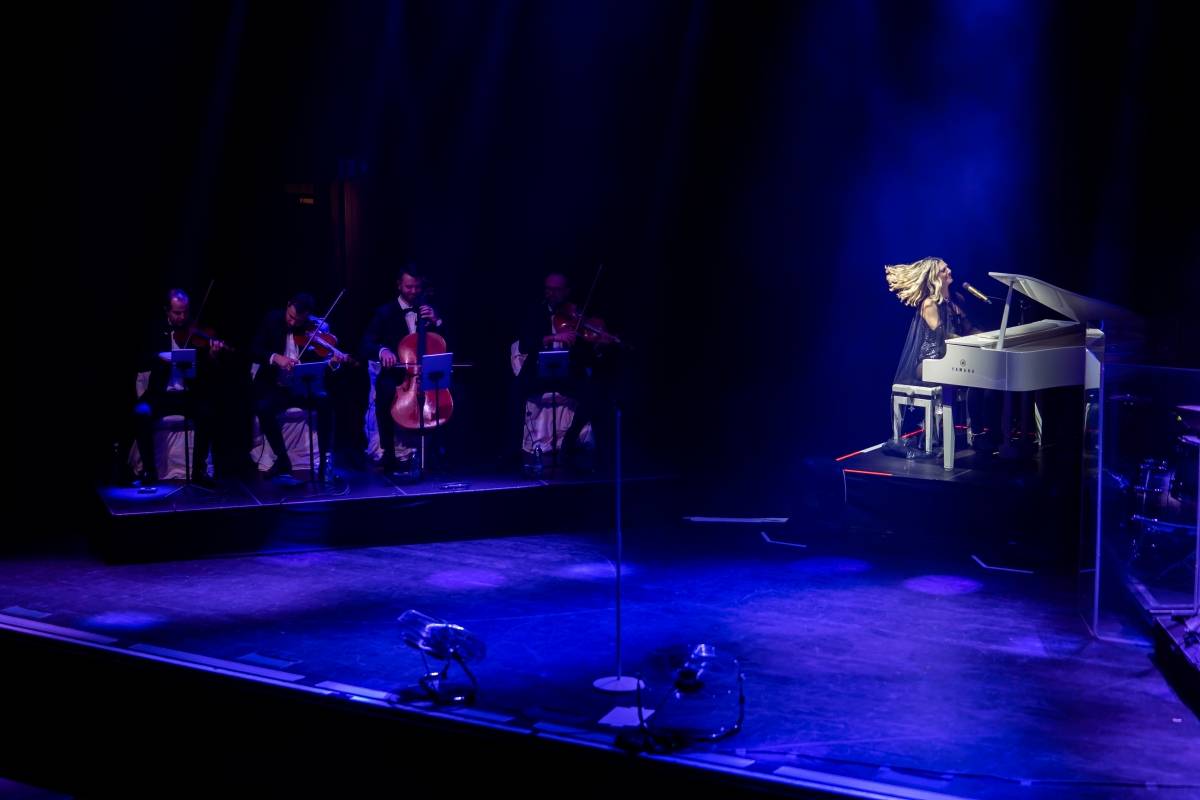 Lenny jak ji neznáte. Za doprovodu smyčcového orchestru představila v Brně své písně v unikátních aranžích