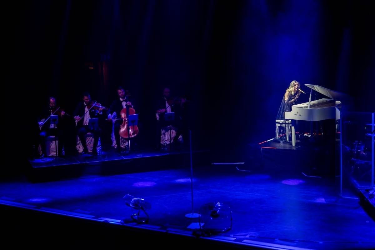 Lenny jak ji neznáte. Za doprovodu smyčcového orchestru představila v Brně své písně v unikátních aranžích