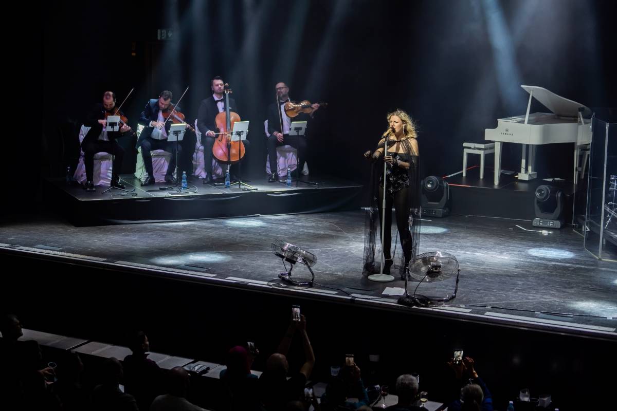 Lenny jak ji neznáte. Za doprovodu smyčcového orchestru představila v Brně své písně v unikátních aranžích