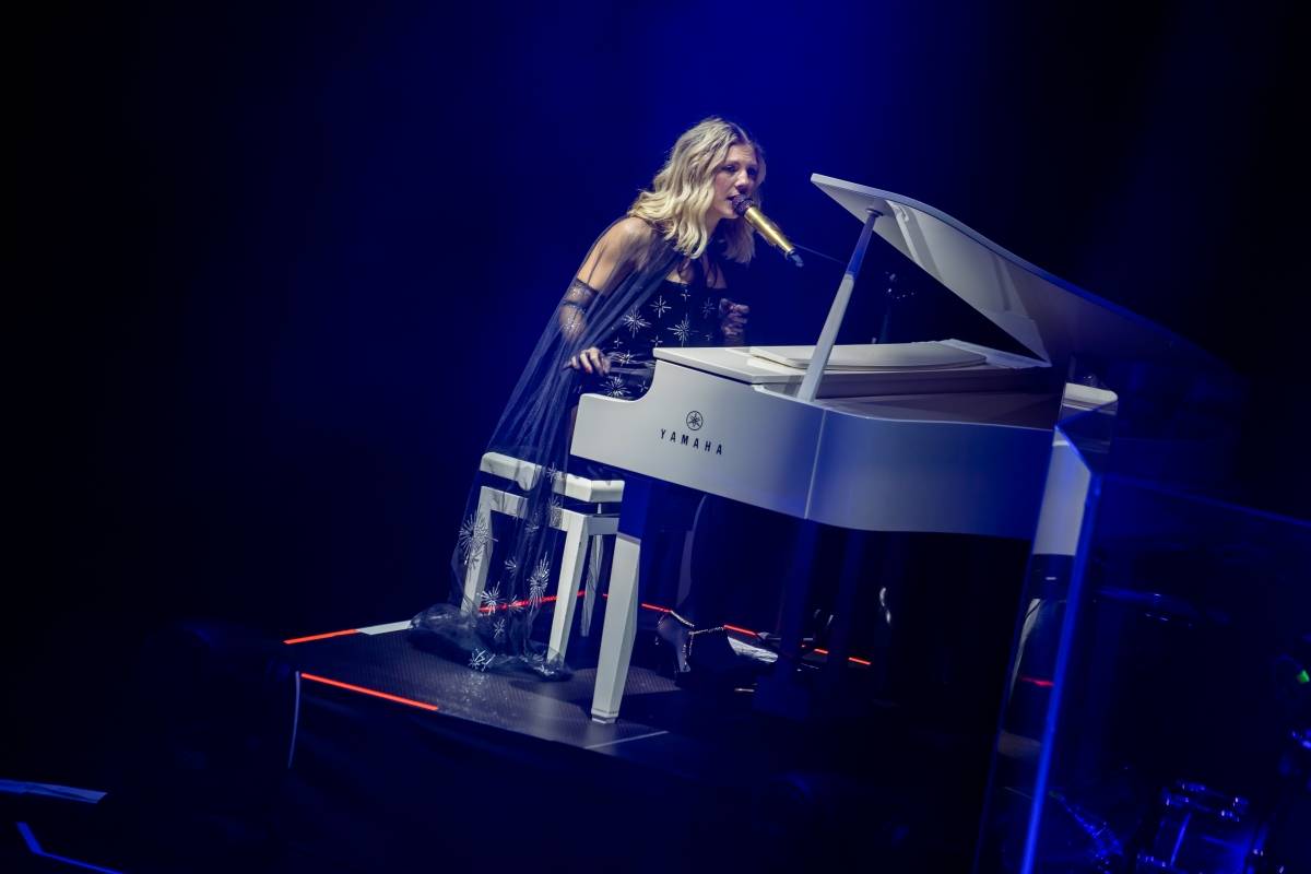 Lenny jak ji neznáte. Za doprovodu smyčcového orchestru představila v Brně své písně v unikátních aranžích