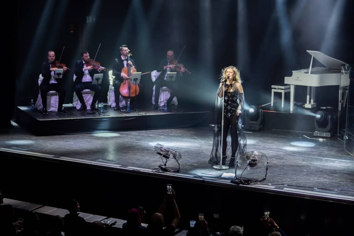 Lenny jak ji neznáte. Za doprovodu smyčcového orchestru představila v Brně své písně v unikátních aranžích