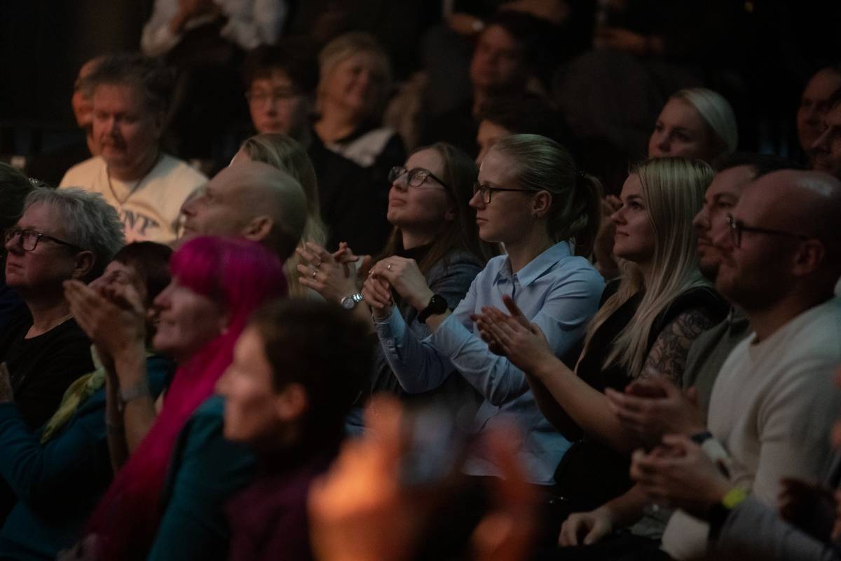 Lenny jak ji neznáte. Za doprovodu smyčcového orchestru představila v Brně své písně v unikátních aranžích